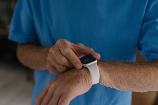 Téléassistance pour seniors : fonctionnement, matériel et installation